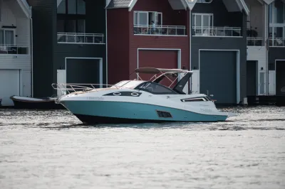 Motorboot in het water voor woonboten