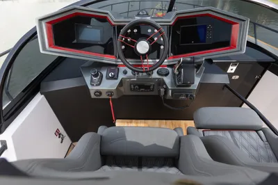 cockpit en stuurconsole van boot