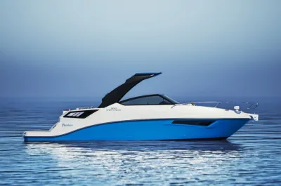 wit-blauwe sportboot op rustig water