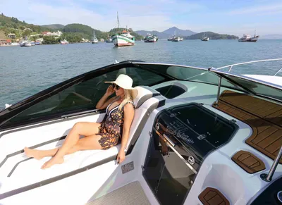 Vrouw liggend op dek van boot