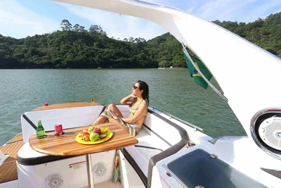 zitgedeelte op het achterdek van een boot