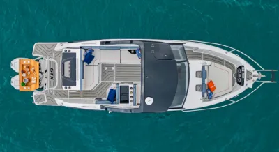 bovenaanzicht van een motorboot op zee