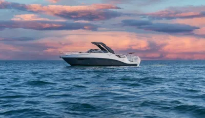 motorboot op zee bij kleurrijke avondlucht