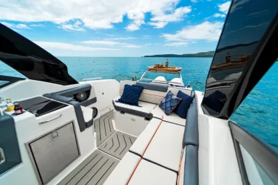 zitgedeelte van een sportboot op open water