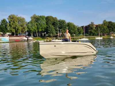Kleine motorboot op rustig water met persoon