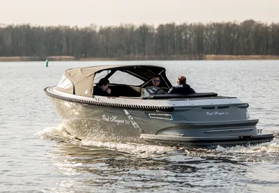 motorboot op een meer met drie personen