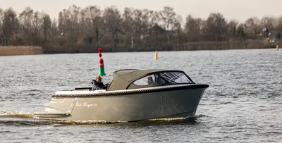 kleine tender op het water