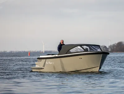 boot op rustig water met bestuurder