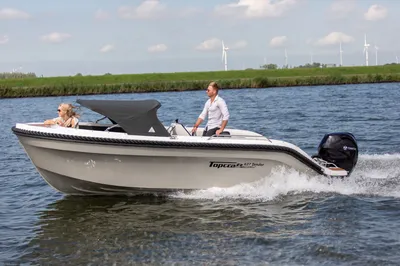 motorboot met twee personen op open water