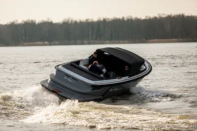 motorboot met kap varend op open water