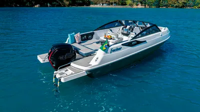 open sportboot op blauw water