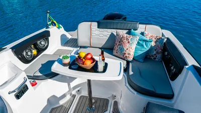 zitgedeelte van een open boot met tafel