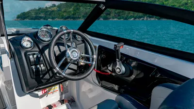 Bootinterieur met stuurwiel en bediening