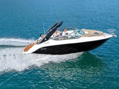 sportboot met cabine op open water