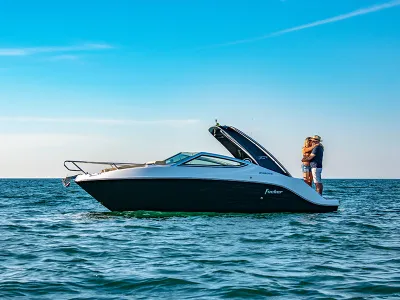 cabineboot op open water met twee personen
