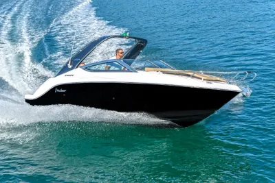cabineboot varend op open water