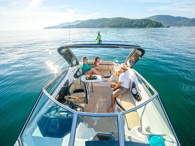 Zicht op bootcockpit met drie personen