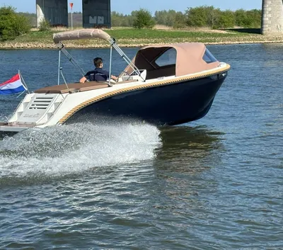 Tenderboot op het water met bestuurder