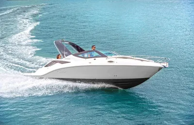 sportboot op open water met twee personen