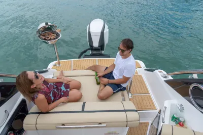 Twee personen op achterdek van een boot