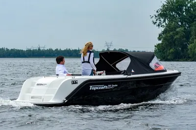 twee personen op een boot in open water