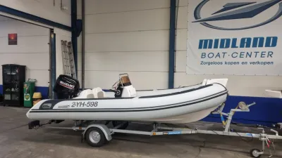 RIB-boot op trailer in showroom