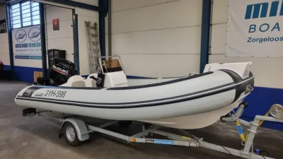 RIB op trailer in binnenhal