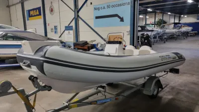 RIB-boot op trailer in showroom