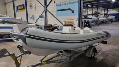 RIB op trailer in binnenhal