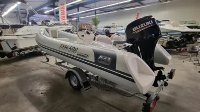 RIB boot op trailer in binnenloods