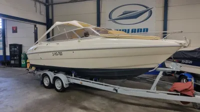 sportboot op trailer in binnenruimte