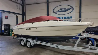 sportboot op trailer in hal