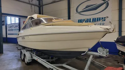 motorboot op trailer in hal