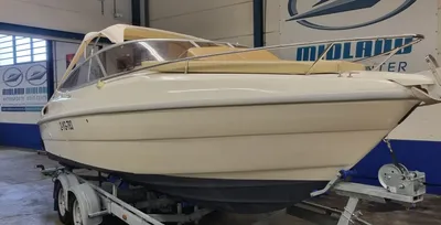 sportboot op trailer in binnenhal