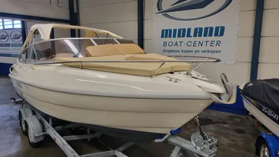 motorboot op trailer in showroom