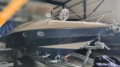sportboot op trailer in binnenopslag