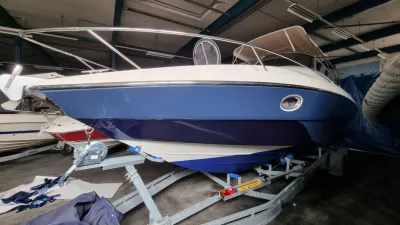 sportboot op trailer in hal