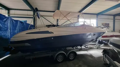 sportboot op trailer in opslagloods