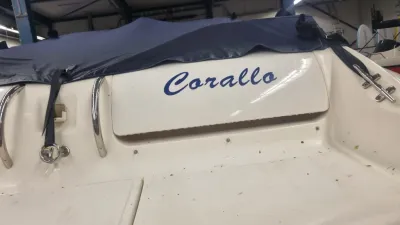 achterdek van een sportboot in opslag