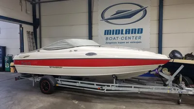 snelboot op trailer in showroom