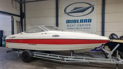 sportboot op trailer in binnenhal