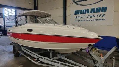 Rood-witte sportboot op trailer in hal