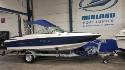 blauw-witte boot op trailer in hal