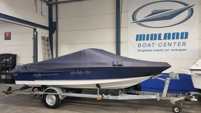 boot met dekzeil op trailer in hal