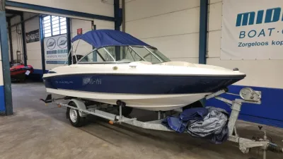 blauwe boot op trailer in loods