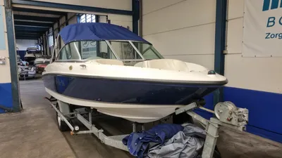 bowrider op trailer in loods