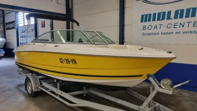 gele boot op trailer in loods