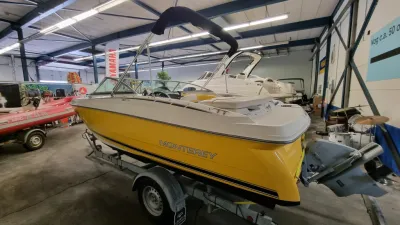 gele speedboot op trailer in loods