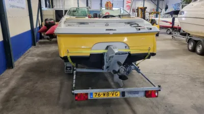 gele boot op aanhanger in hal