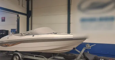 boot op trailer in binnenhal